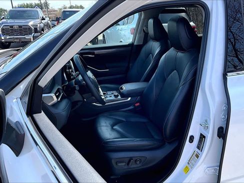Used 2023 Toyota Highlander Limited image 9