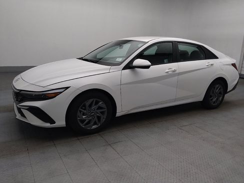 Used 2024 Hyundai Elantra SEL FWD image 2