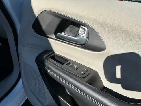 Certified 2024 Chrysler Pacifica Touring-L image 15