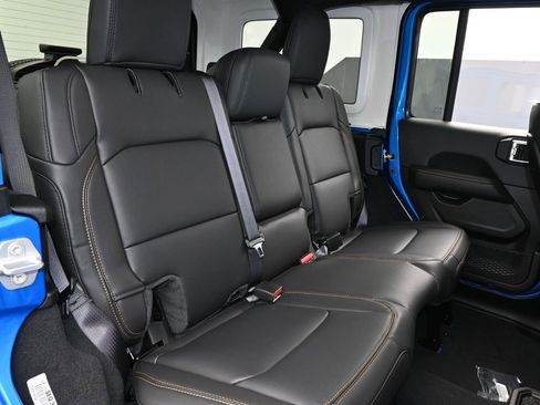 Used 2025 Jeep Wrangler Sahara AWD/4WD image 38