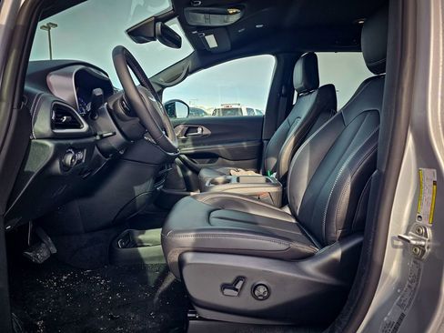 New 2026 Chrysler Pacifica Select image 12