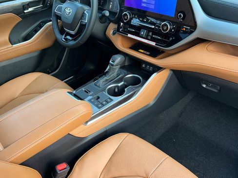 New 2025 Toyota Highlander Platinum image 18