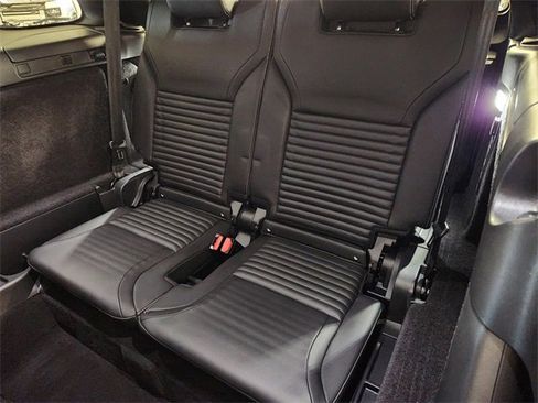 Used 2025 Land Rover Discovery S image 31