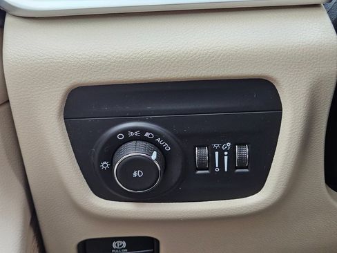 Used 2023 Jeep Grand Cherokee Limited AWD/4WD image 26