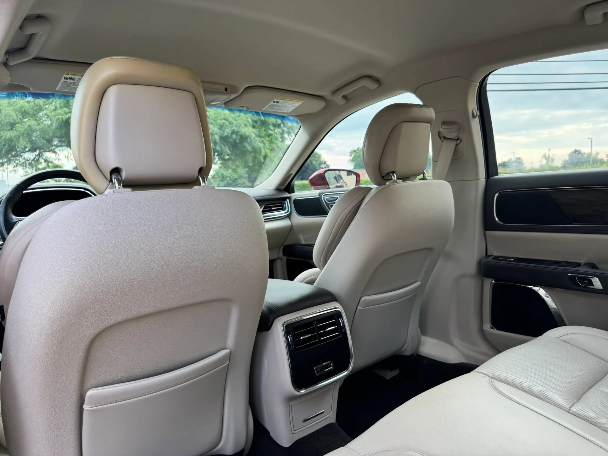 Used 2017 Lincoln Continental Select w/ Technology Package FWD image 31