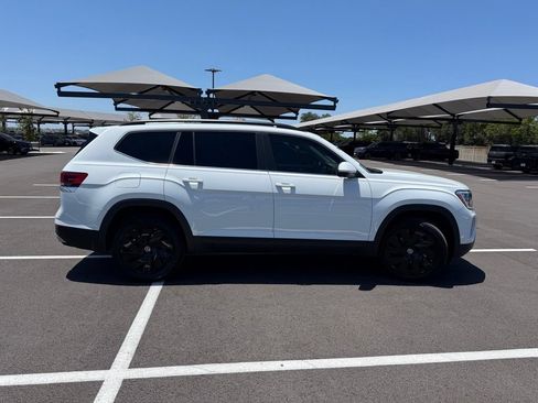 Used 2024 Volkswagen Atlas SE w/ Panoramic Sunroof Package FWD image 4