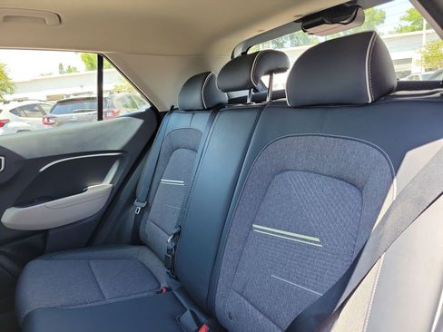 Used 2020 Hyundai Venue FWD image 9