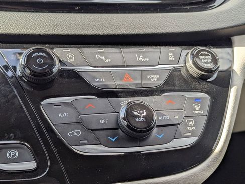 Used 2023 Chrysler Pacifica Touring-L image 18