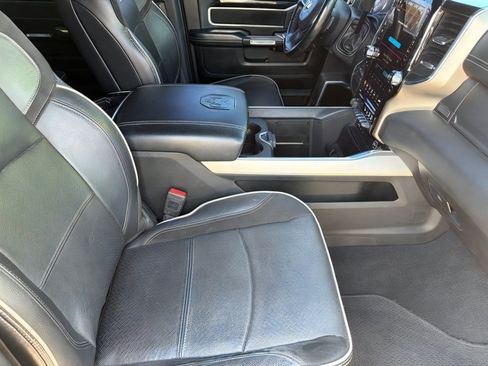 Used 2019 RAM 2500 Laramie w/ Black Appearance Package AWD/4WD image 8