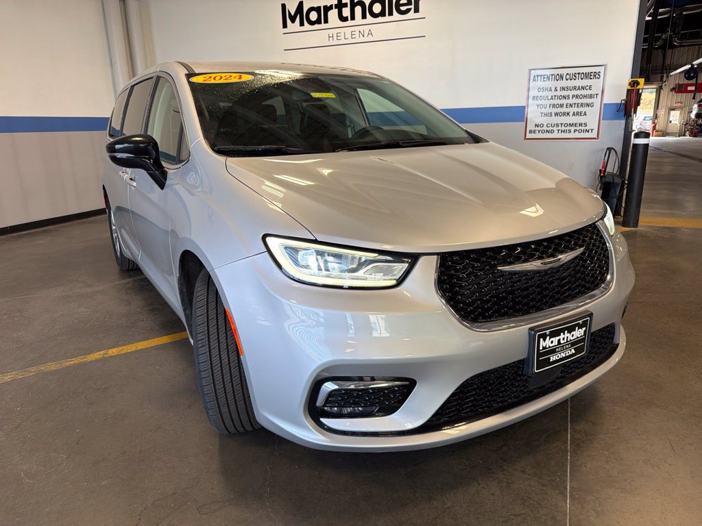 Used 2024 Chrysler Pacifica Touring-L FWD image 3