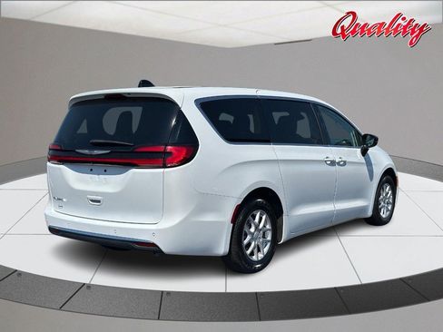 Used 2024 Chrysler Pacifica Touring-L FWD image 3