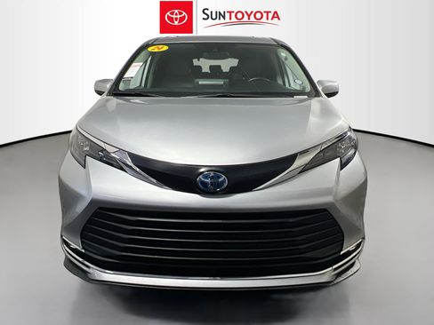 Used 2024 Toyota Sienna XLE FWD image 10