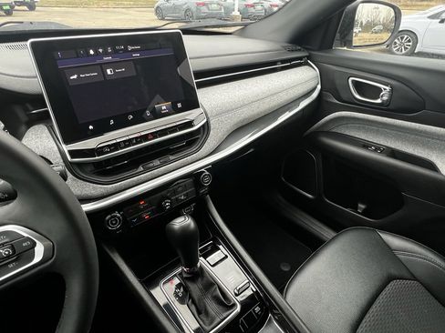 Used 2024 Jeep Compass Latitude image 27