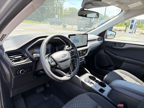 Used 2023 Ford Escape Active w/ Tech Pack #1 AWD/4WD image 9