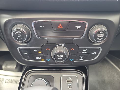 Used 2018 Jeep Compass Limited w/ Navigation Group AWD/4WD image 30