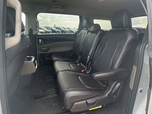 Used 2026 Kia Carnival FWD image 31