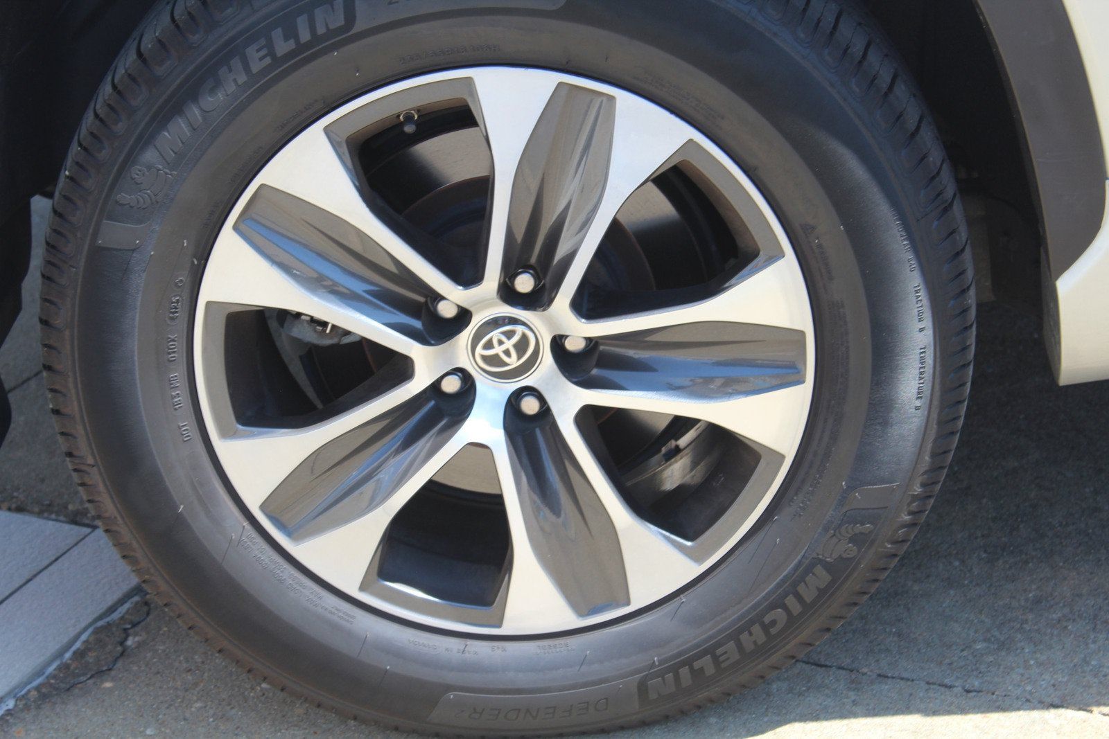 Used 2020 Toyota Highlander XLE AWD/4WD image 4