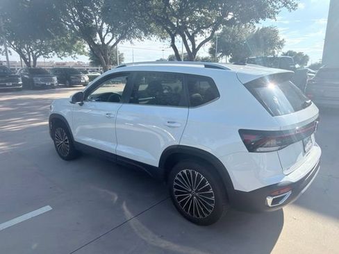 Used 2025 Volkswagen Taos SE w/ Panoramic Sunroof Package FWD image 3