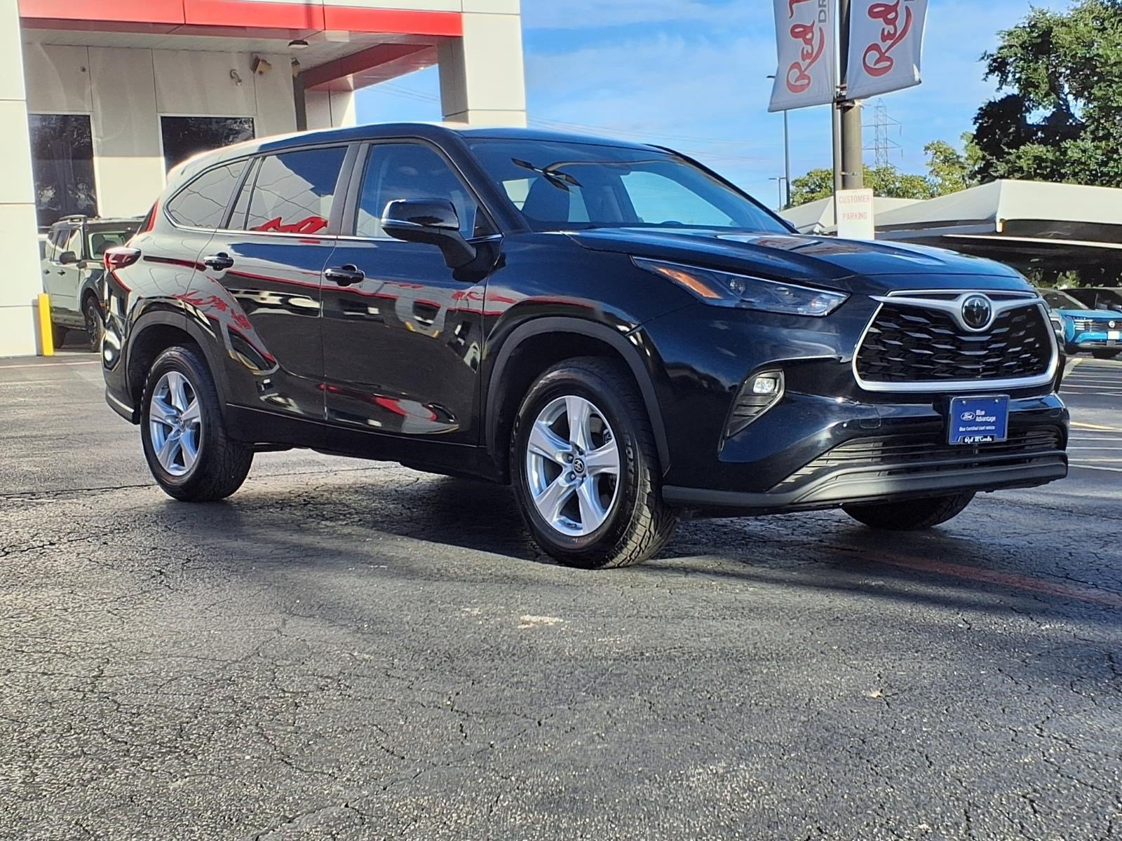Used 2025 Toyota Highlander LE FWD image 4