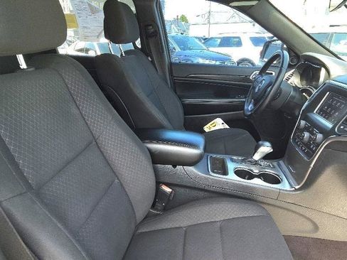 Used 2018 Jeep Grand Cherokee Laredo AWD/4WD image 31