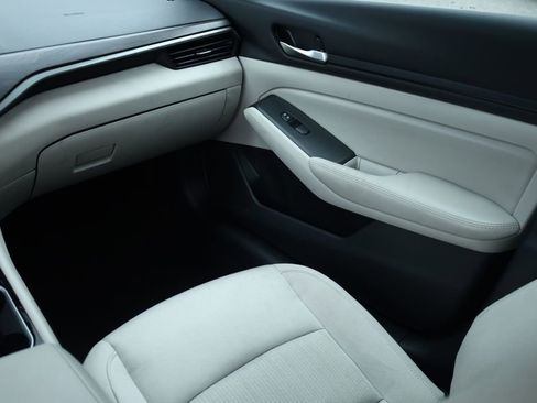 Used 2024 Nissan Altima 2.5 SV w/ SV Premium Package image 31