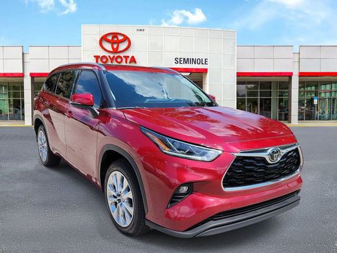 Used 2023 Toyota Highlander Limited FWD image 2