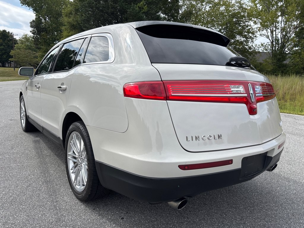 Used 2019 Lincoln MKT AWD image 3