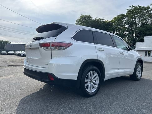 Used 2016 Toyota Highlander LE AWD/4WD image 4