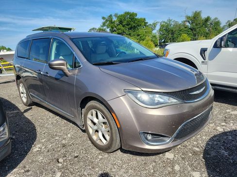 Used 2018 Chrysler Pacifica Touring-L w/ Tire & Wheel Group FWD image 1