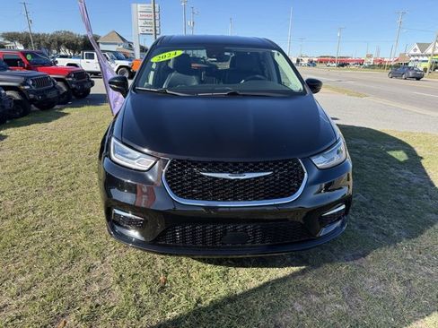 Certified 2024 Chrysler Pacifica Touring-L image 2