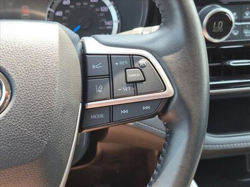 Used 2023 Toyota Highlander LE AWD/4WD image 13