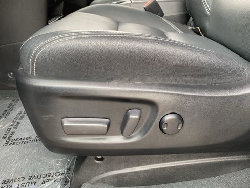Used 2020 Toyota Sienna SE w/ Nightshade Edition FWD image 22