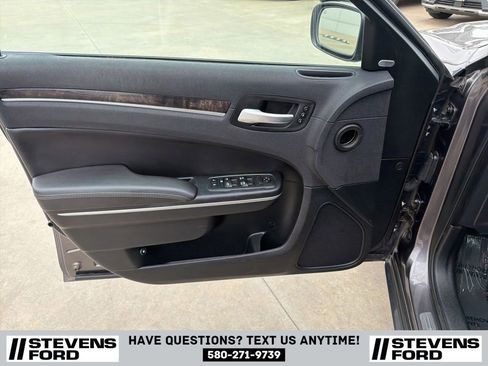 Used 2018 Chrysler 300 Limited RWD image 16