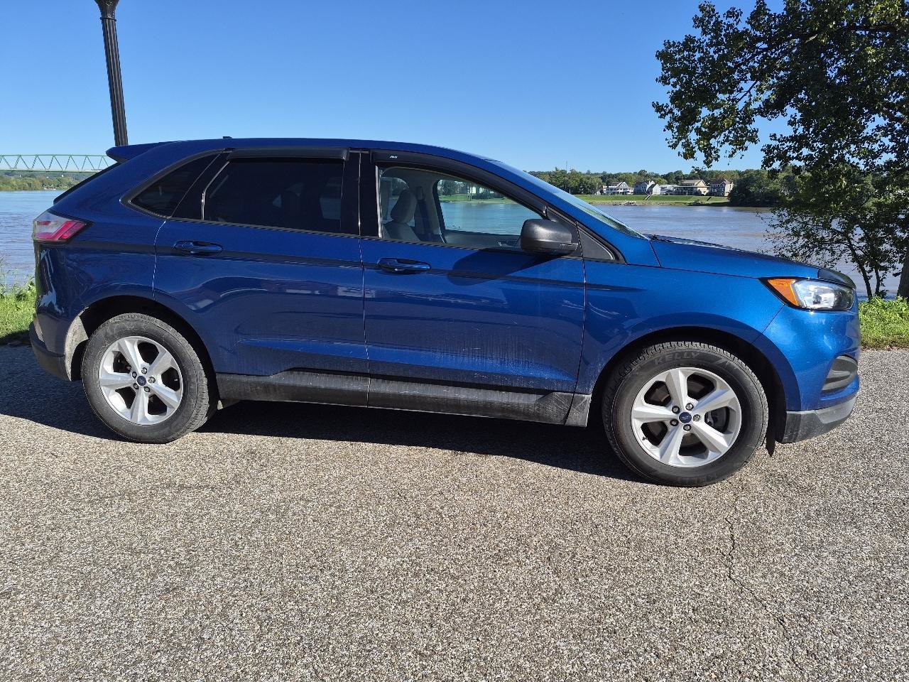 Used 2020 Ford Edge SE w/ Cargo Accessory Package AWD/4WD image 3