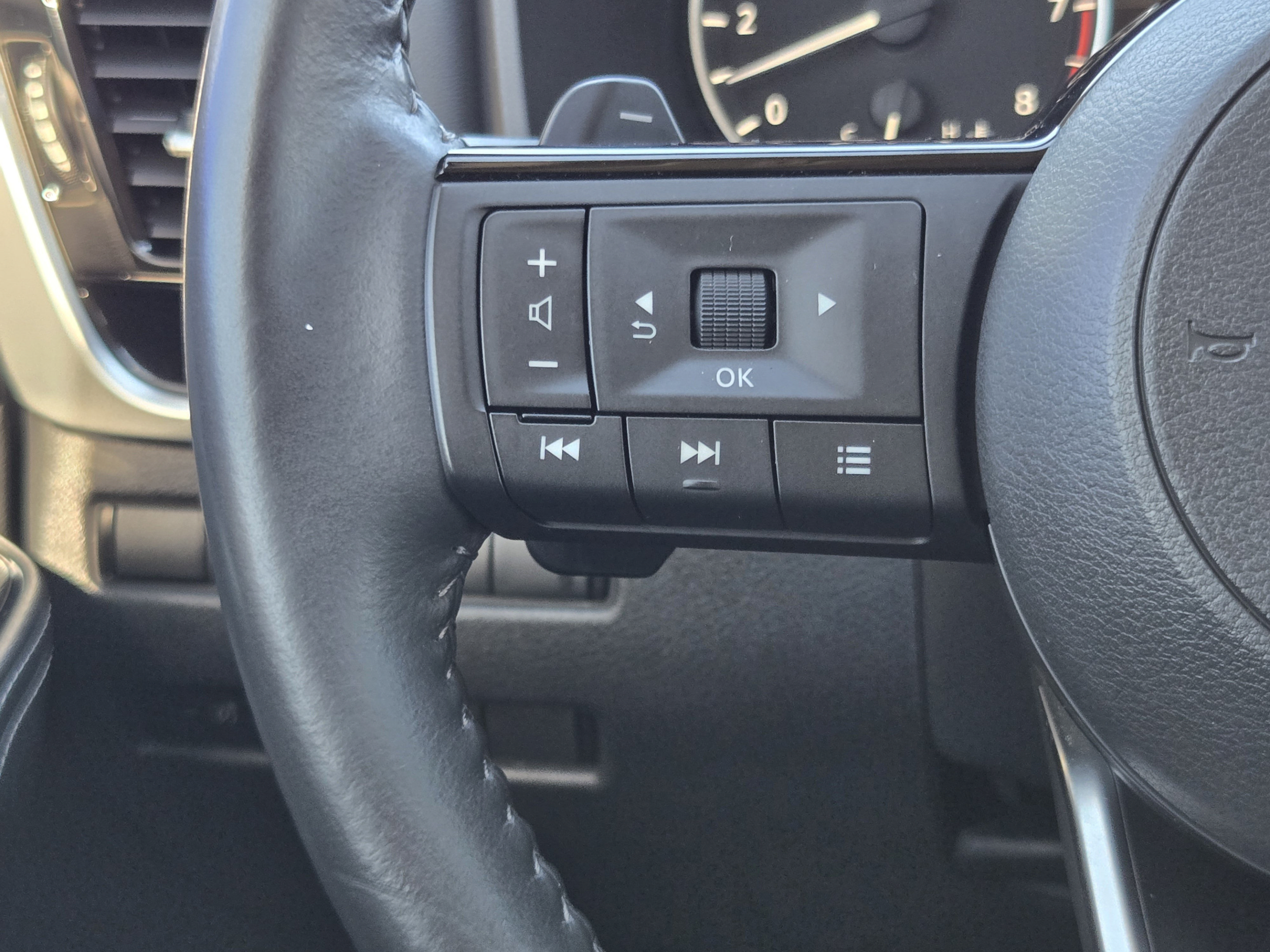 Used 2023 Nissan Rogue SL w/ SL Premium Package FWD image 30