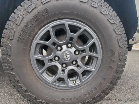 Used 2018 Toyota Tacoma SR5 image 30