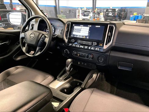 Used 2025 Nissan Frontier SV image 14