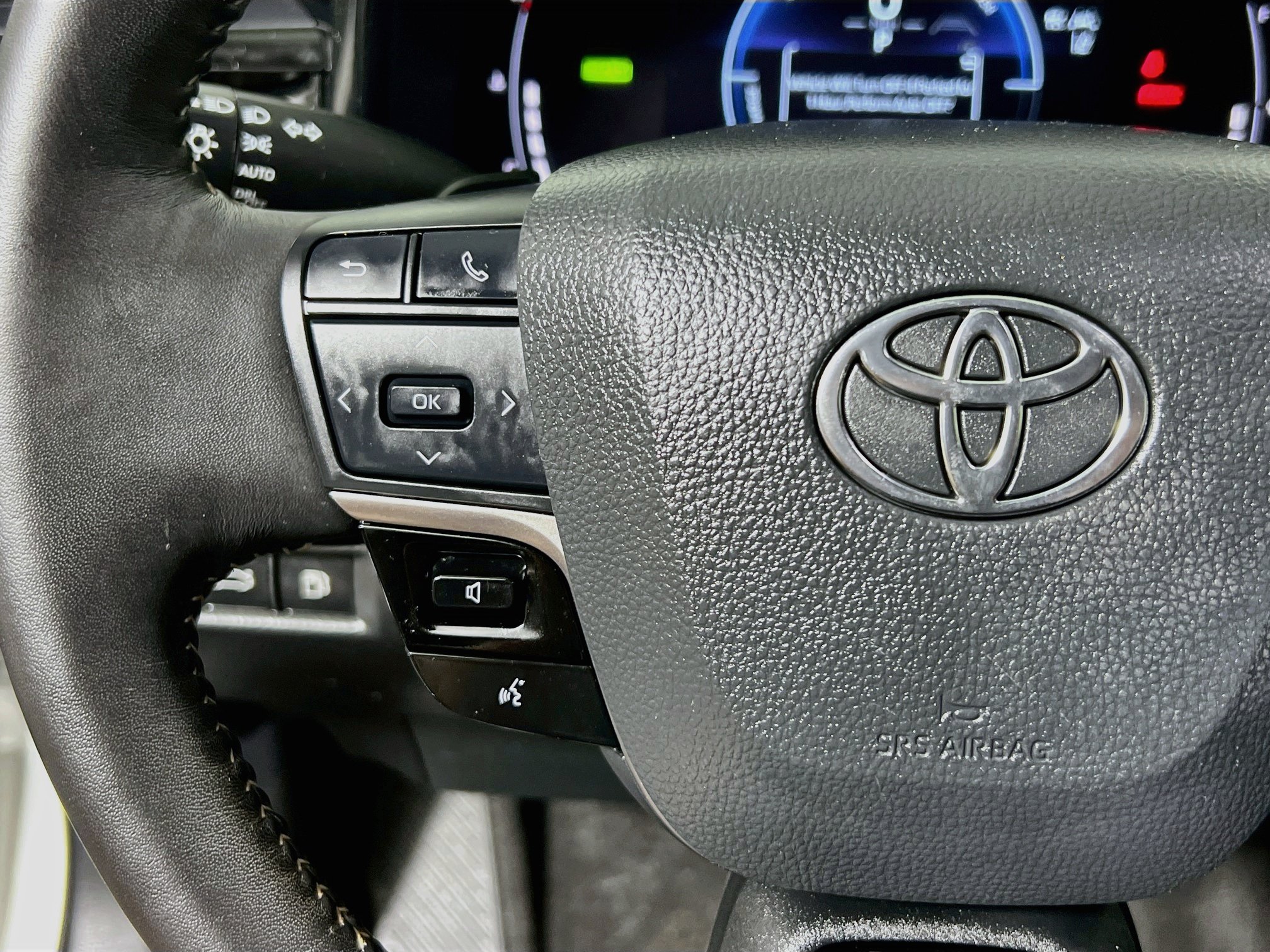 Used 2025 Toyota Camry SE w/ Convenience Package FWD image 12
