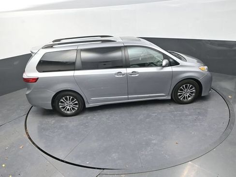 Used 2018 Toyota Sienna XLE FWD image 27