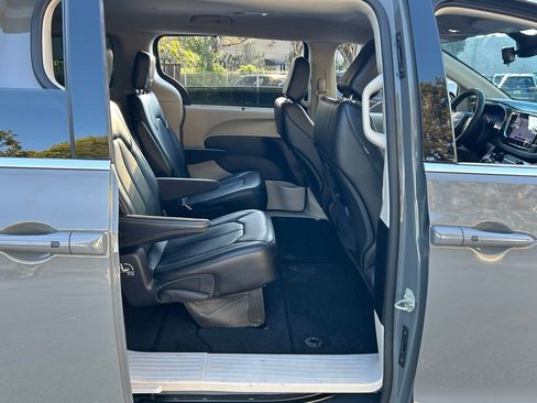 Used 2023 Chrysler Pacifica Touring-L image 38