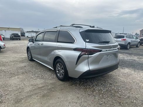 Used 2023 Toyota Sienna LE image 3
