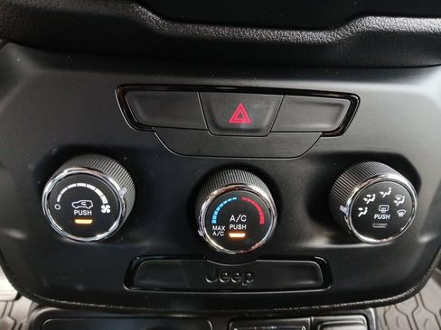 Used 2019 Jeep Renegade Sport w/ Sport Appearance Group AWD/4WD image 4