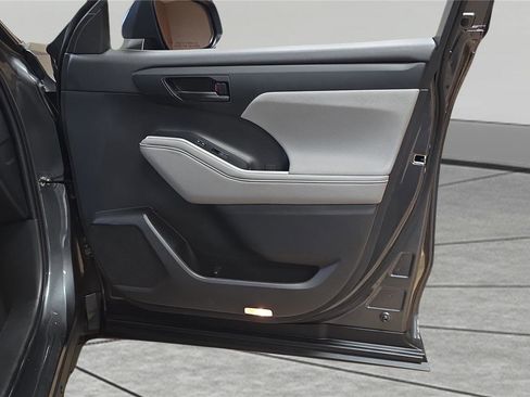 Used 2023 Toyota Highlander L image 26