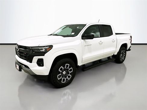 Used 2024 Chevrolet Colorado Z71 w/ Z71 Convenience Package 2 image 3