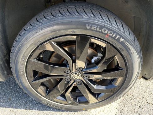 Used 2023 Volkswagen Taos SE w/ Panoramic Sunroof Package image 12