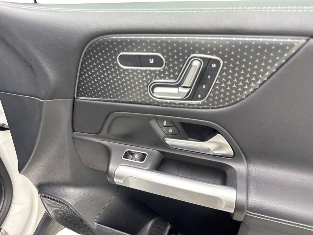 Used 2025 Mercedes-Benz GLB 250 w/ Exclusive Package image 47
