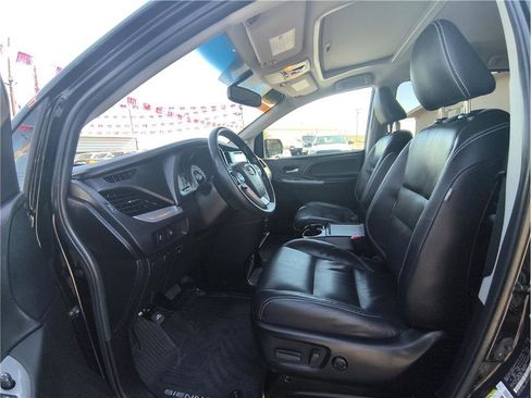 Used 2017 Toyota Sienna SE w/ SE Preferred Package image 9