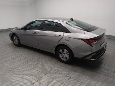 Used 2025 Hyundai Elantra SE FWD image 3