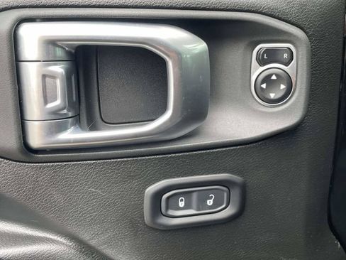 Used 2024 Jeep Gladiator Sport AWD/4WD image 9