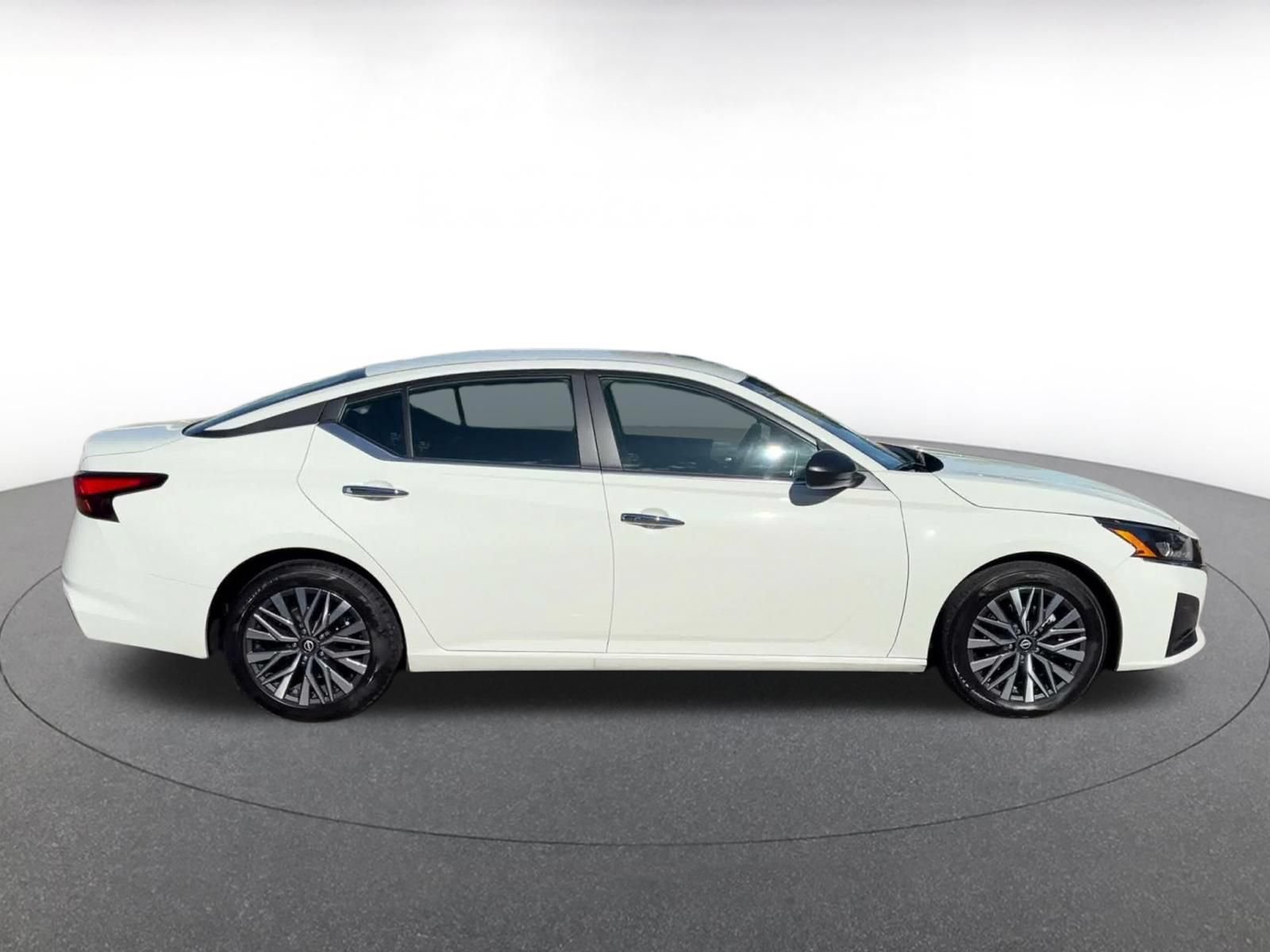 Used 2025 Nissan Altima 2.5 SV FWD image 15